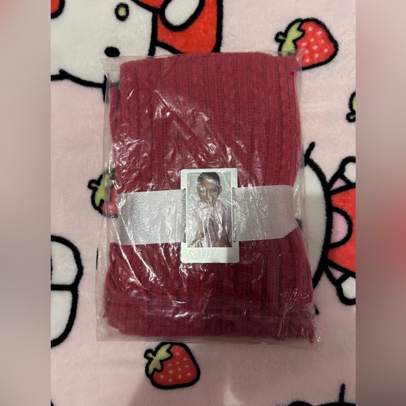 Lurex Cable Scarf And Gloves Set In red From NY&C! - Picture 2 of 6